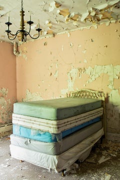 "Dream", Zeitgenössisch, Verlassen, Matratzenbett, abblätternde Farbe, Farbfotografie