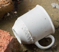 "Caduta", Contemporaneo, Fabbrica abbandonata, Tazza, Mattone, Whiting, Rosso, Foto a colori