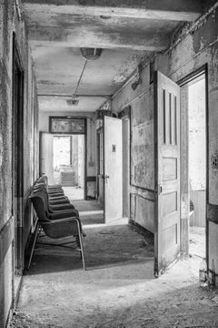 „Forbode“, zeitgenössischer Flur, Druck, Schwarz-Weiß-Fotografie