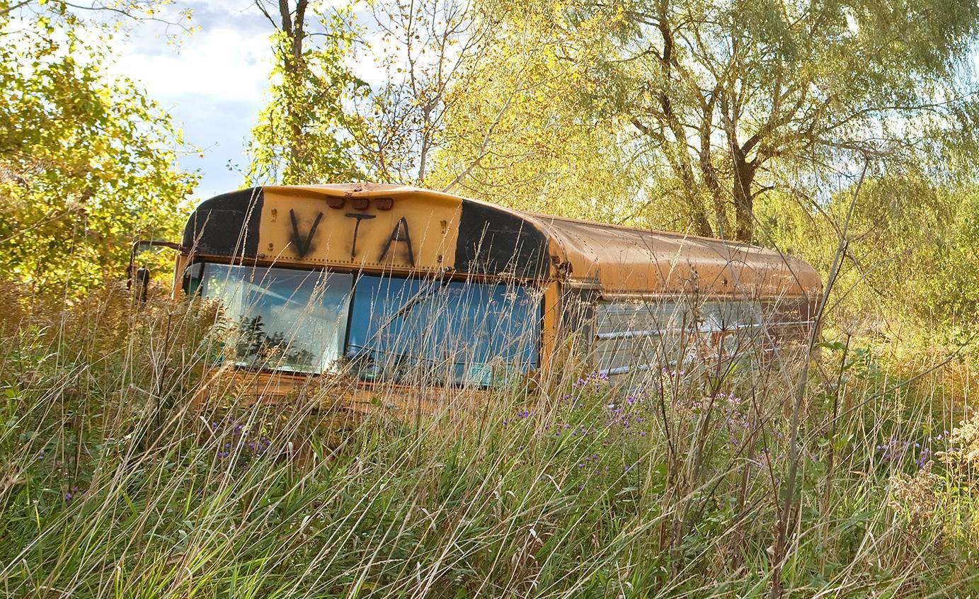 „Forgotten Beauty“, Landschaft, Panorama, Bus, Scheune, Vermont, Farbfotografie – Photograph von Rebecca Skinner