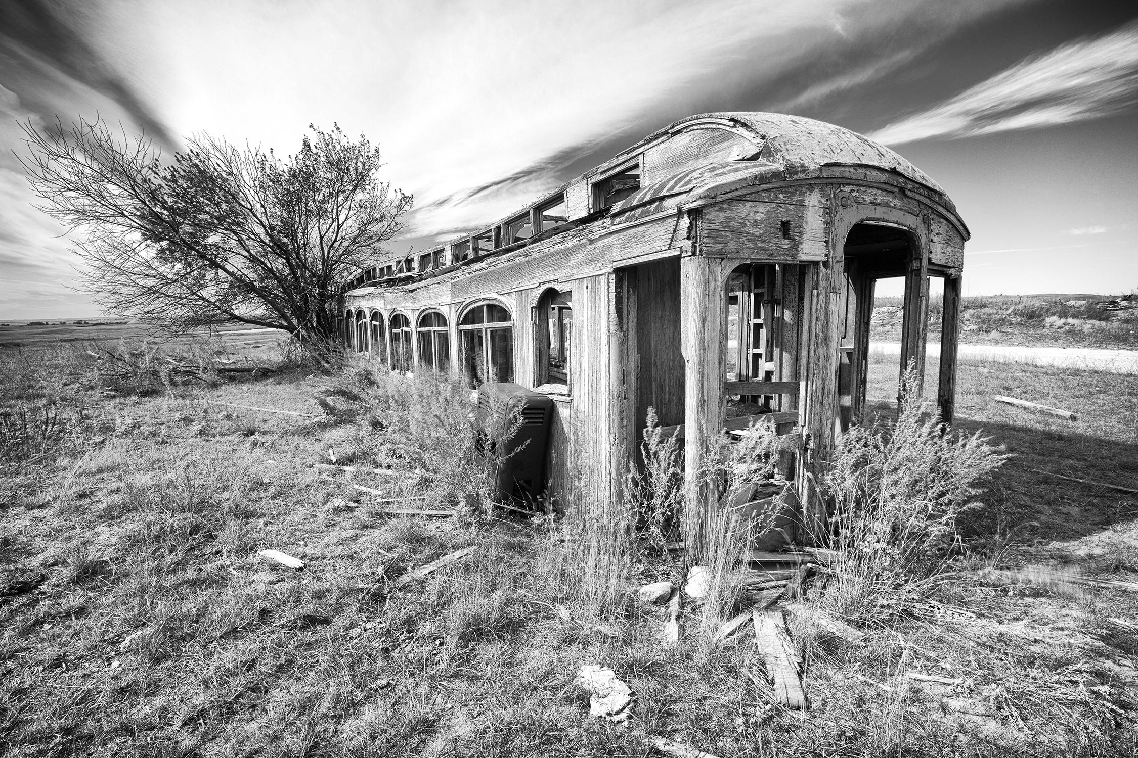 Rebecca Skinner Black and White Photograph – "Great Northern Railcar", zeitgenössisch, Landschaft, North Dakota, Fotografie
