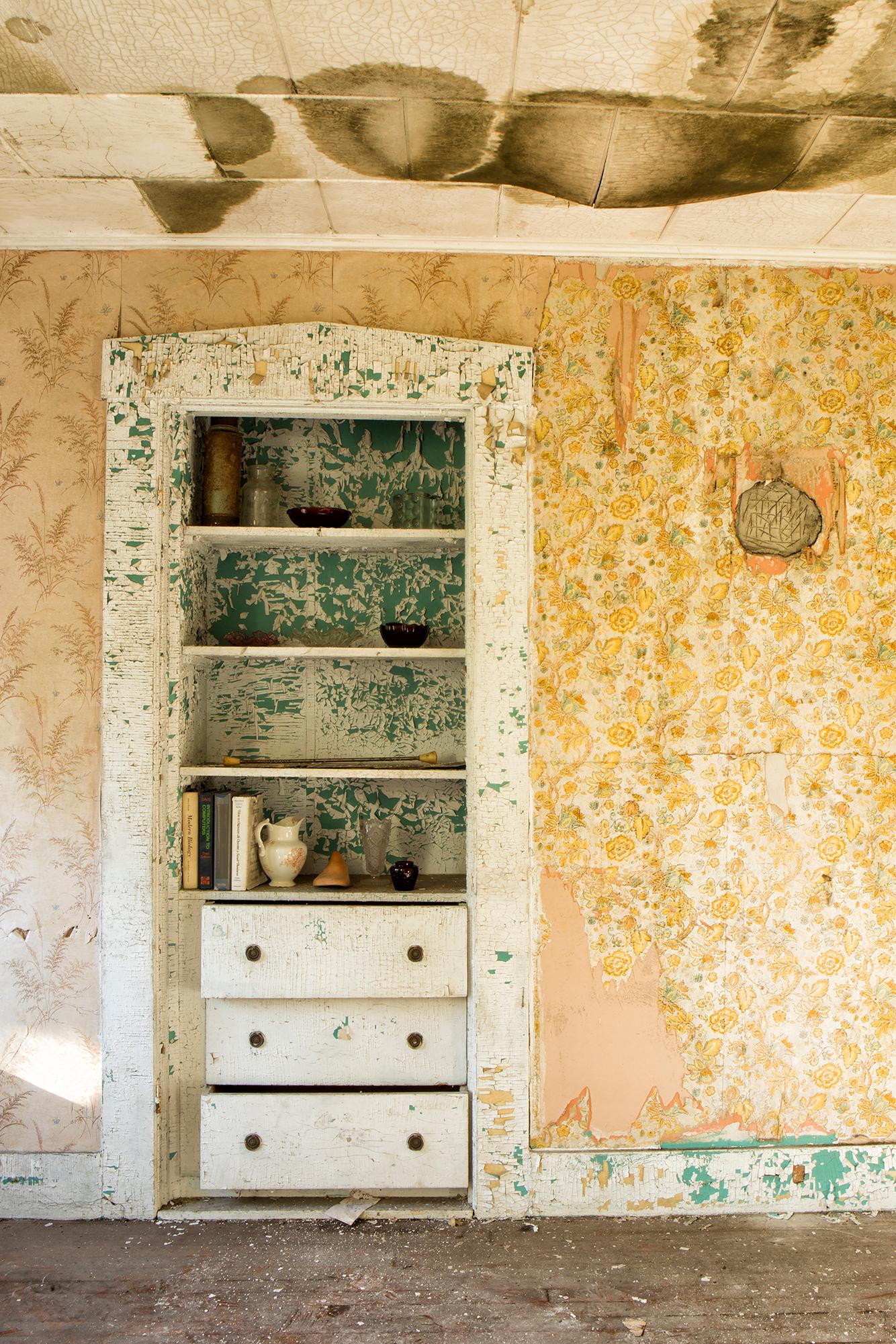 „Home“, Farbfotografie, verlassen, Metalldruck, Gelb- und Weißtöne, Vintage