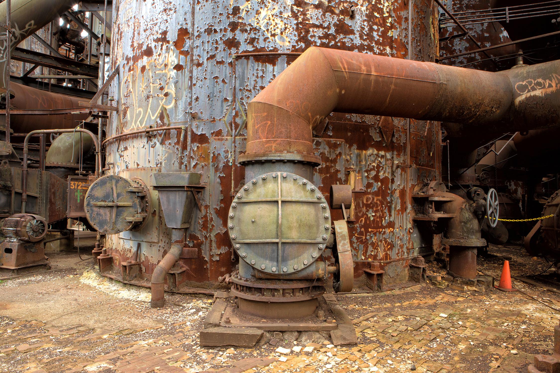 Color Photograph Rebecca Skinner - " Intérieur industriel ", contemporain, usine en acier, photographie couleur, 2018.