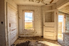 "Interior III", zeitgenössisch, Fenster, verlassen, Türen, weiß, Farbfotografie