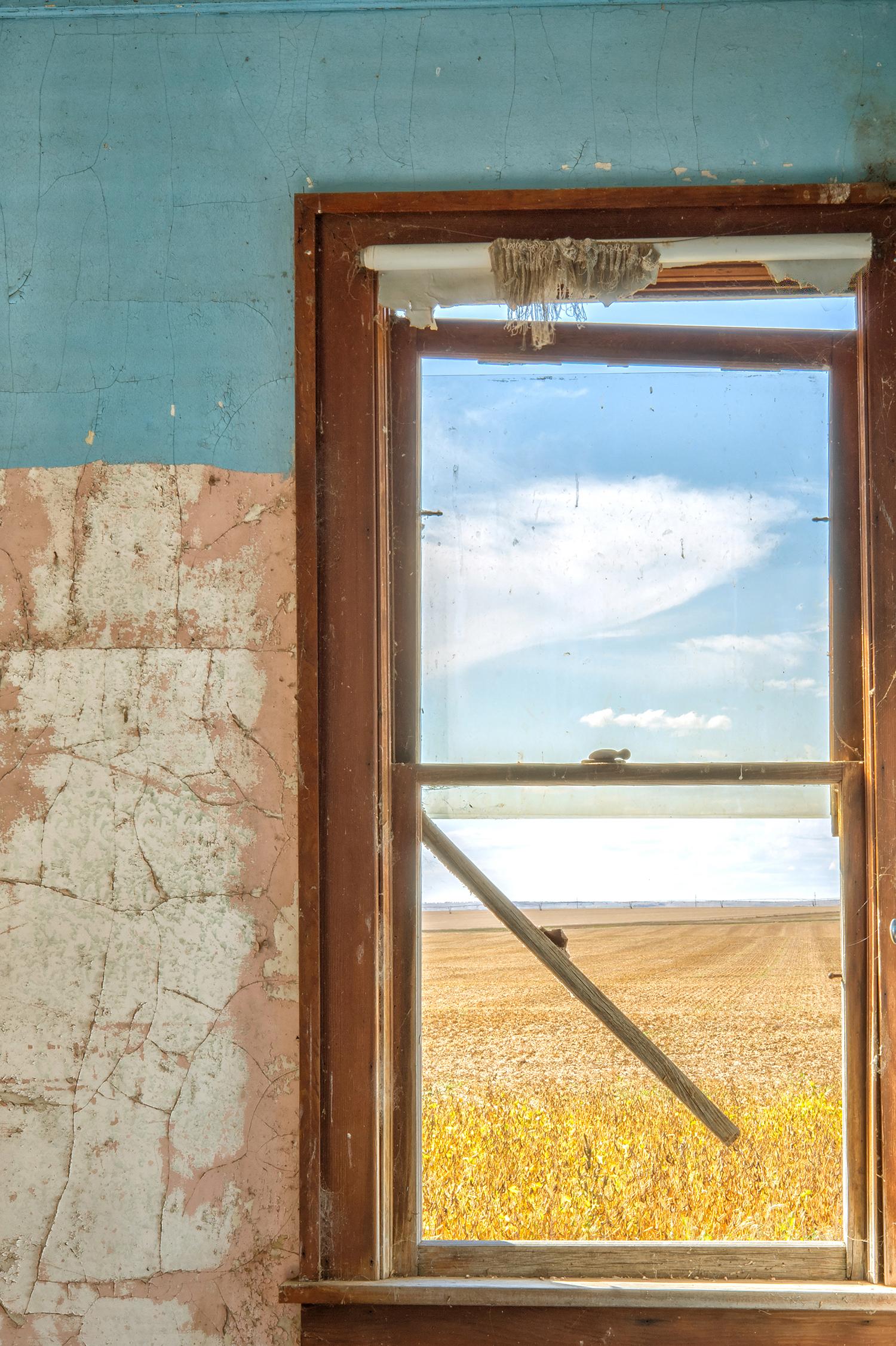 « Interior V », paysage, Dakota du Nord, fenêtre, champ, bleu, photographie couleur - Photograph de Rebecca Skinner