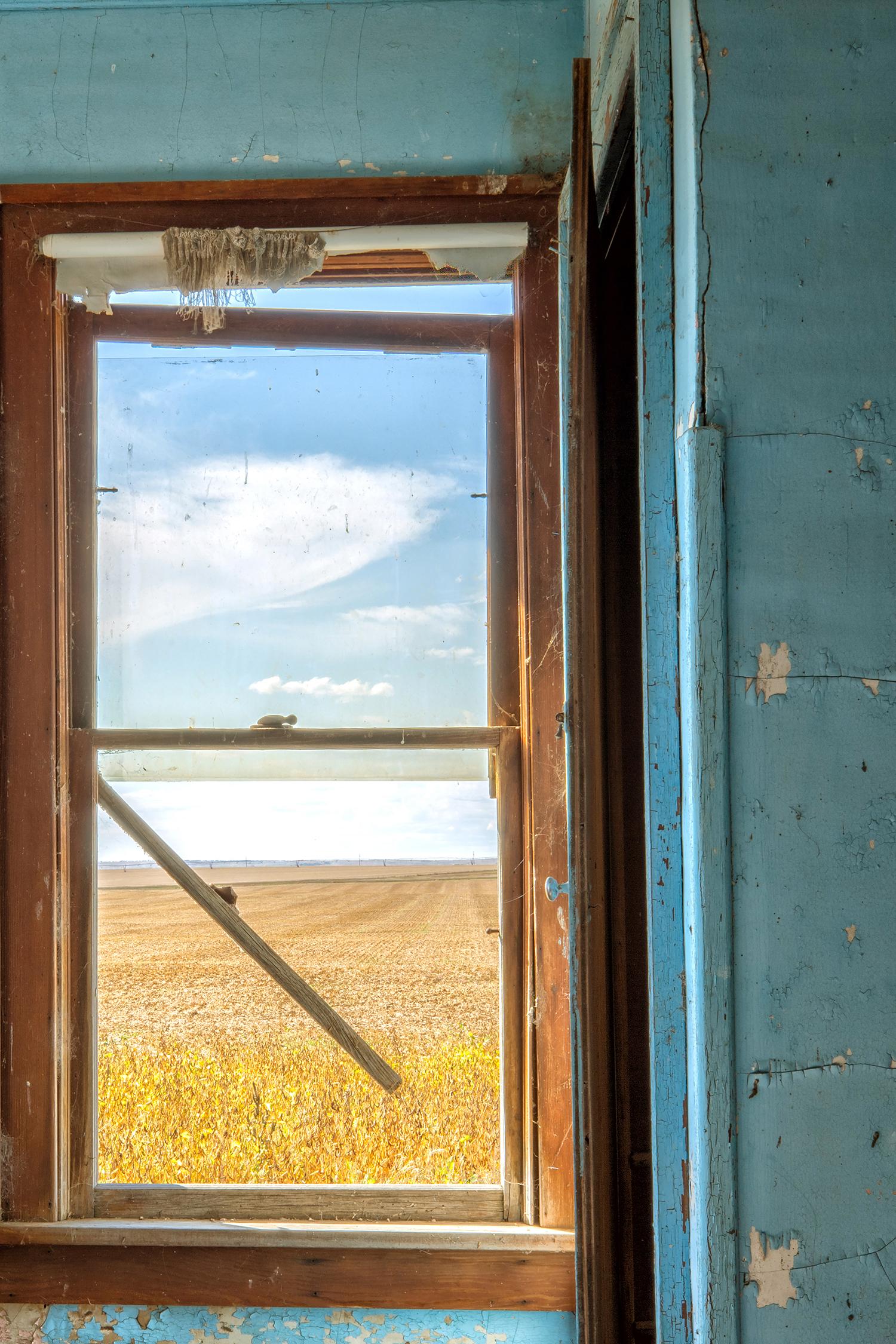 « Interior V », paysage, Dakota du Nord, fenêtre, champ, bleu, photographie couleur - Contemporain Photograph par Rebecca Skinner