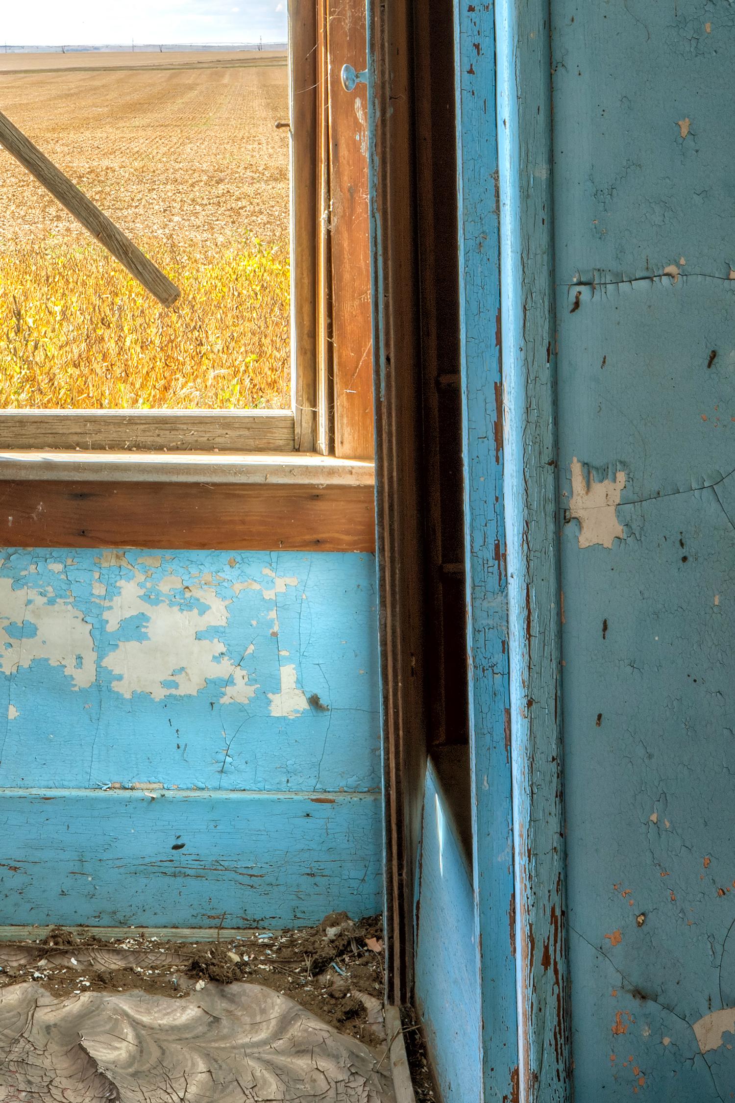 « Interior V », paysage, Dakota du Nord, fenêtre, champ, bleu, photographie couleur en vente 1