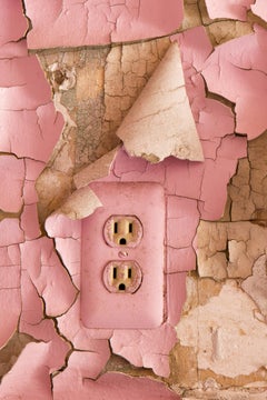 "Linger", zeitgenössisch, verlassen, abblätternde Farbe, Auslass, rosa, Farbfotografie