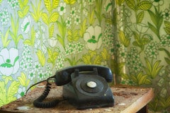 "Pause", Zeitgenössisch, Vintage Telefon, Mitte des Jahrhunderts, Retro, Grün, Farbfoto