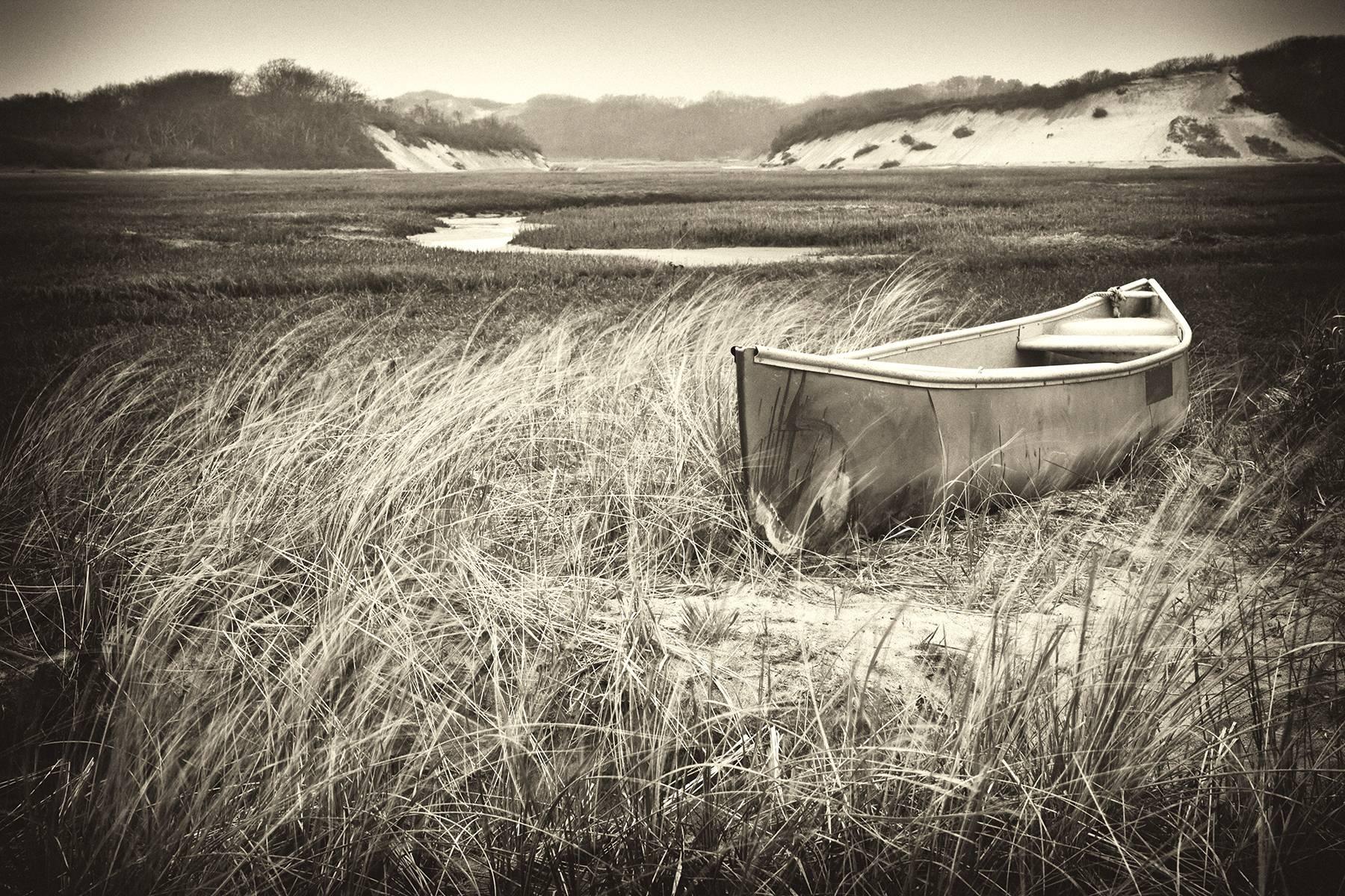 Black and White Photograph Rebecca Skinner - "Quiet Morning", paysage, noir et blanc, canoë, marais, Cape Cod, photographie.