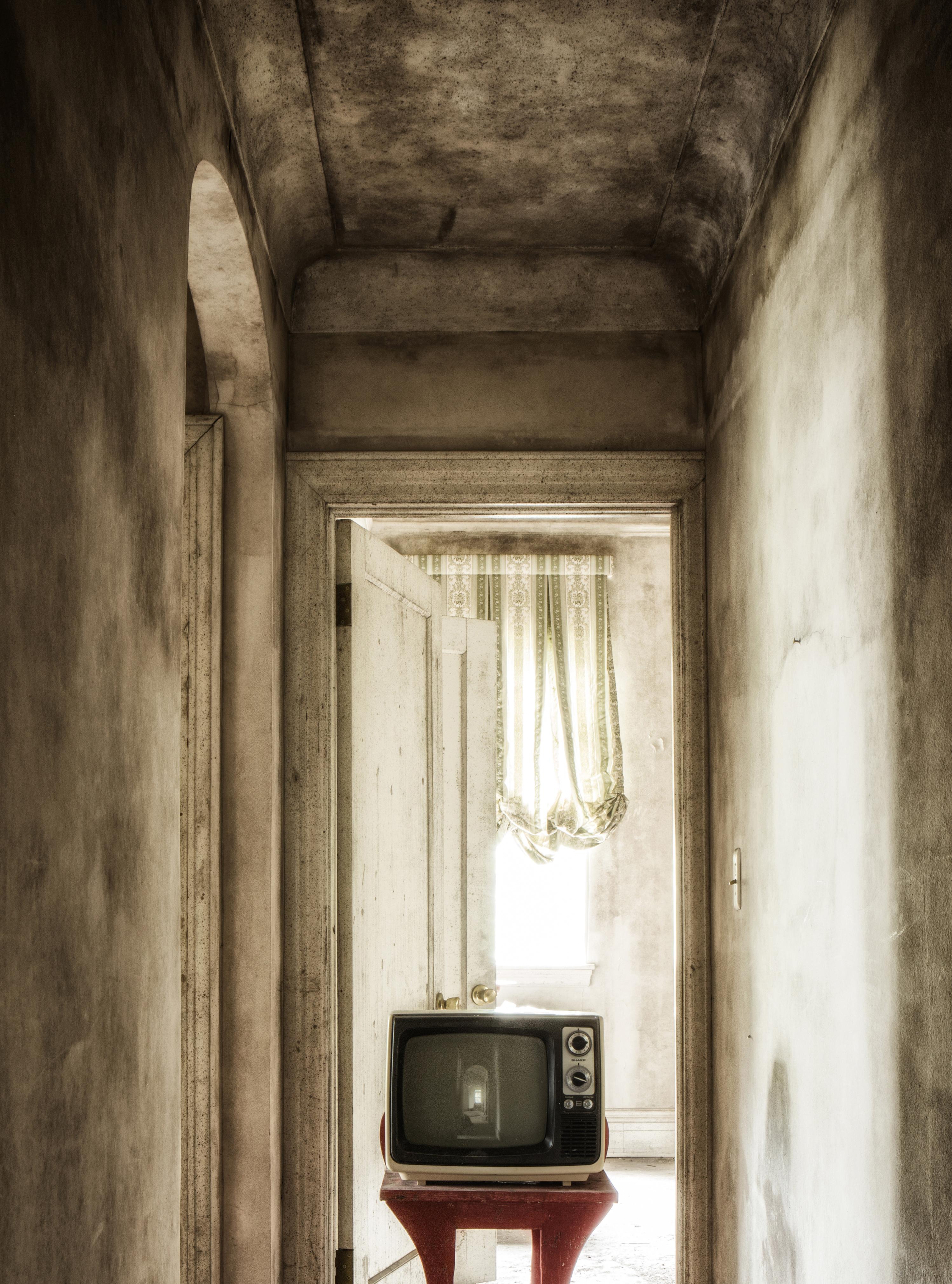 « Showtime #2 », abandonné, télévision, couloir, beige, rouge, photographie couleur - Contemporain Photograph par Rebecca Skinner