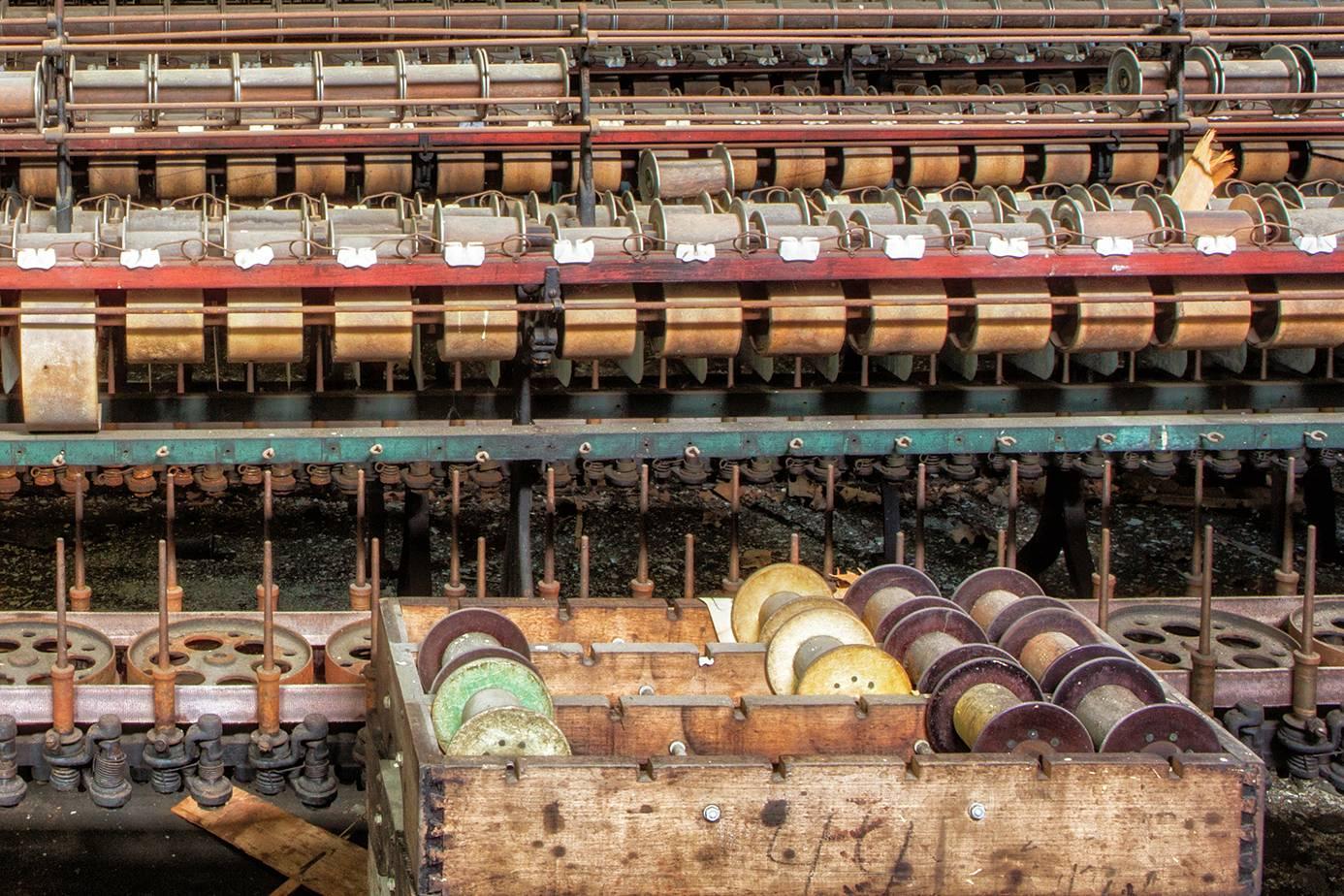 « Moulin à soie », abandonné, machine, usine, industriel, photographie couleur - Contemporain Photograph par Rebecca Skinner
