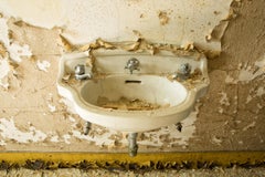 "Sink I", contemporain, abandonné, écaillé, beige, impression sur métal, photographie couleur.