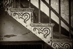 "Stair Detail", zeitgenössisch, schwarz, weiß, Stahl, Eisen, Fotografie