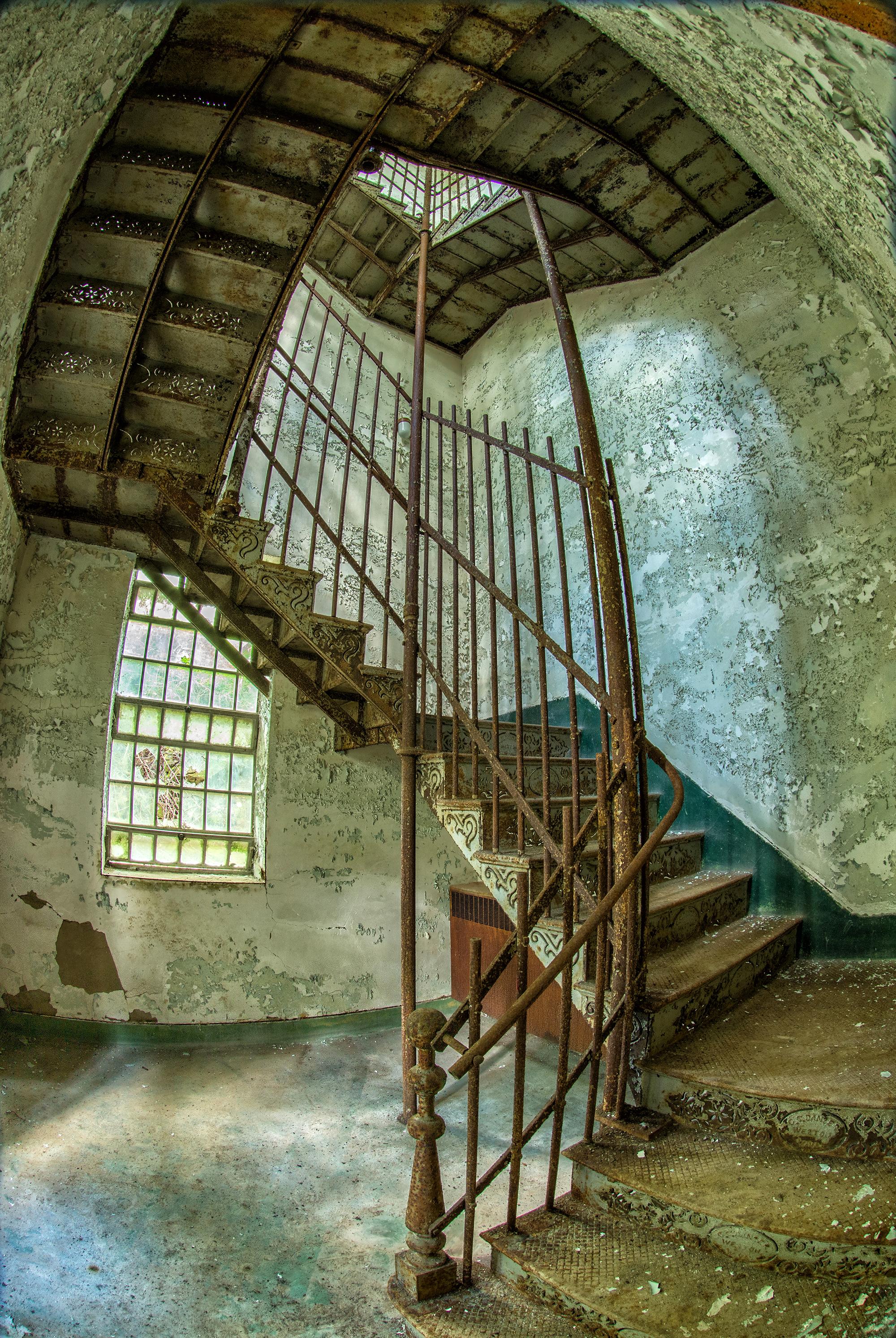" Stairway ", Contemporary, asile abandonné, escalier, vert, photographie couleur, 2016.