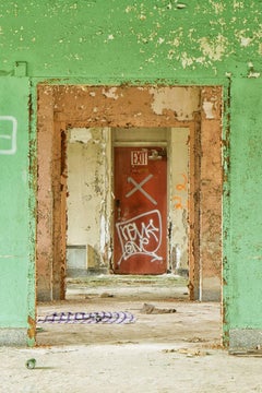 "Sucesión", Contemporáneo, Interior abandonado, Puerta, Rojo, Fotografía en color