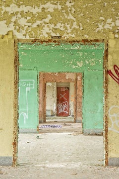 "Succession", contemporain, abandonné, portes, intérieur, rouge, photo couleur.