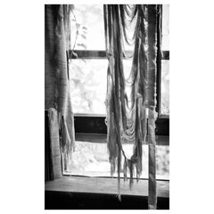 "Tattered", contemporaneo, tenda, nero, bianco, stampa su metallo, fotografia