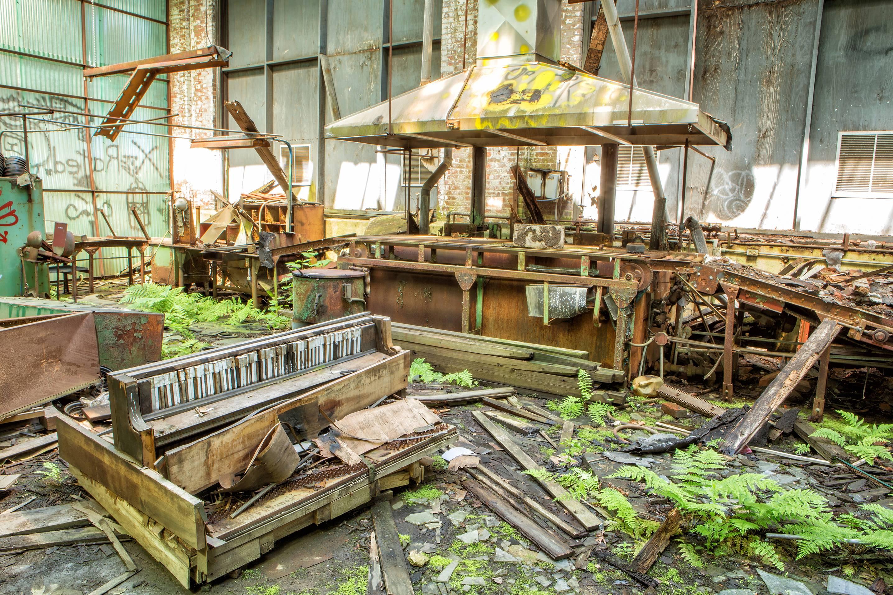 "The Day the Music Died", pianoforte, industriale, blu, verde, fotografia a colori - Photograph di Rebecca Skinner