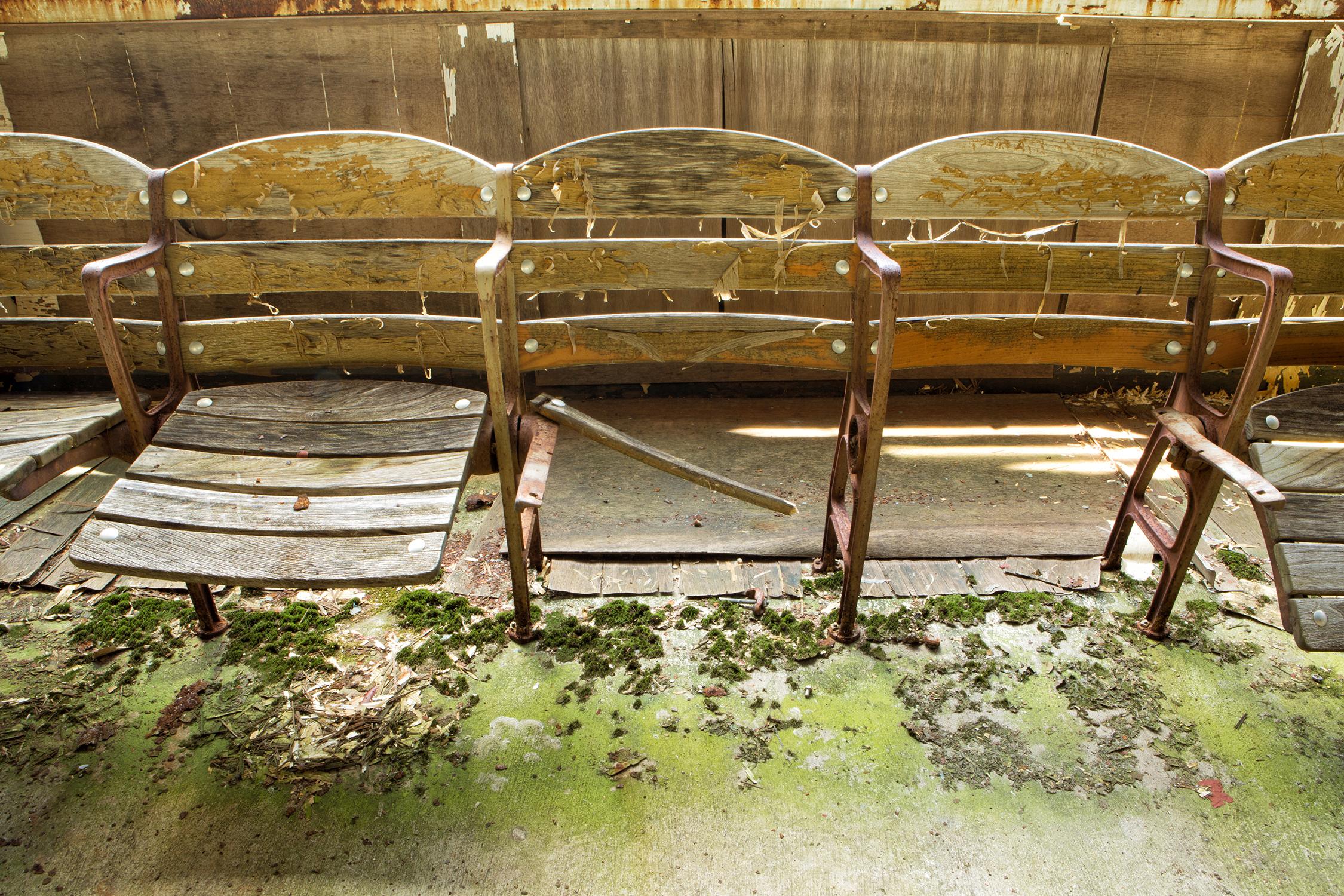 "The Race is Over", zeitgenössisch, Rennbahn, Stadion, grün, blau, Fotografie