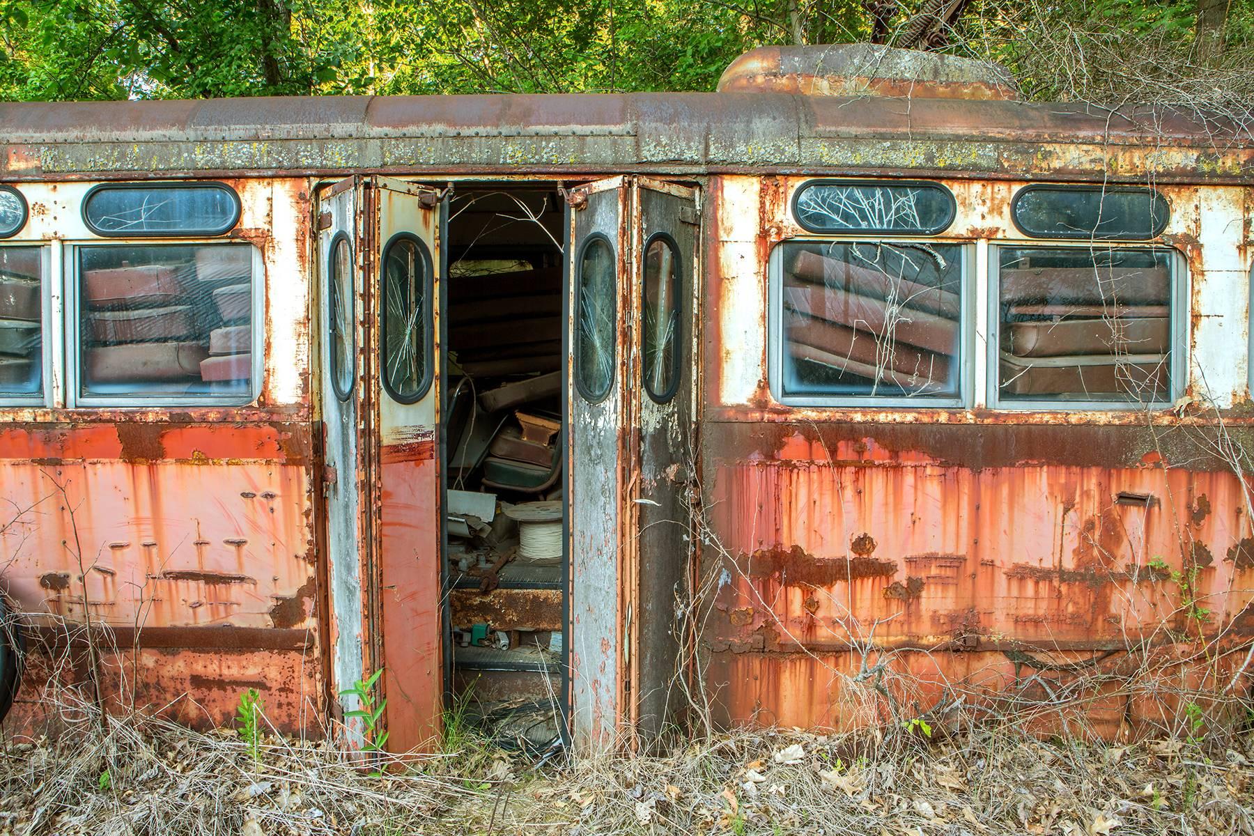 „Trolley Car #8483“, Landschaft, rot, verlassen, Transport, Farbfoto