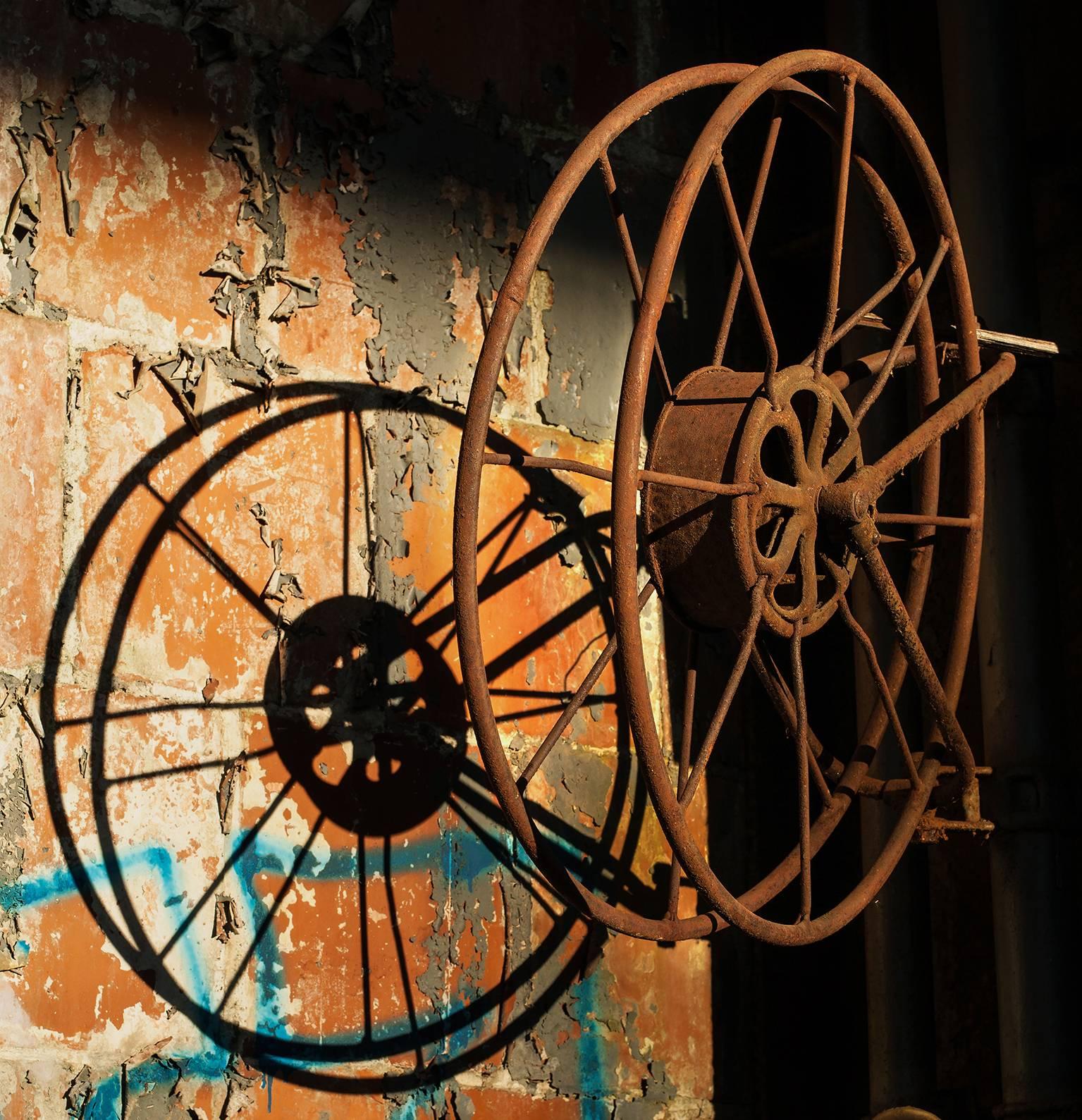 „Unaccompanied“, Industriell, verlassen, Schlauchrolle, Schatten, Orange, Farbfoto – Photograph von Rebecca Skinner