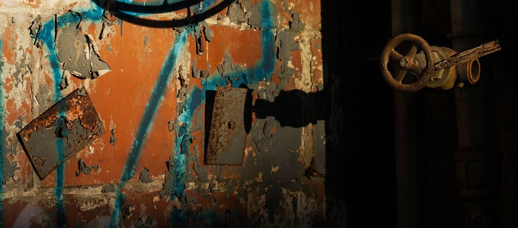 „Unaccompanied“, Industriell, verlassen, Schlauchrolle, Schatten, Orange, Farbfoto (Zeitgenössisch), Photograph, von Rebecca Skinner