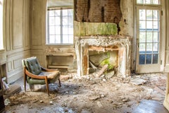 "Vacated", Zeitgenössisches verlassenes Wohnzimmer, Architektur, Beige, Farbfoto