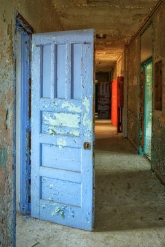 "Corridoio ovest", abbandonato, porta, blu, rosso, viola, stampa su metallo, foto a colori