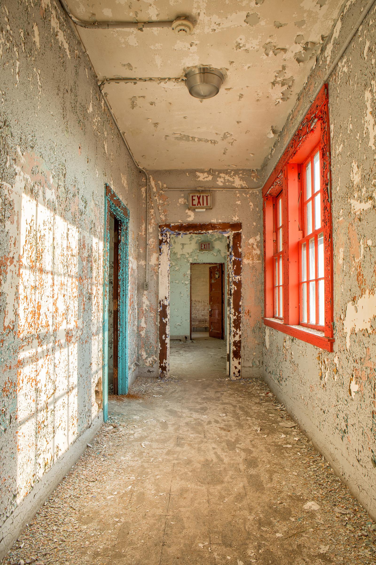 "Pasaje Oeste", Contemporáneo, Sala abandonada, Azul, Rojo, Fotografía en color, 2018 - Photograph de Rebecca Skinner