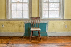 "Yellow Room", zeitgenössisch, verlassenes Bauernhaus, Stuhl, blau, Farbfotografie