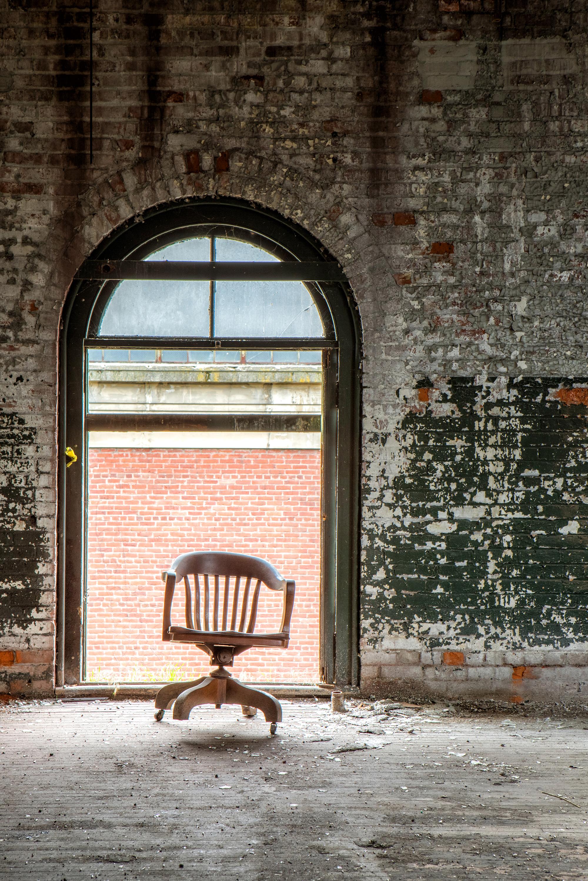 Rebecca Skinner Color Photograph – "Dancing Chair", Zeitgenössisch, Fabrikinterieur, Industriell, Farbfotografie