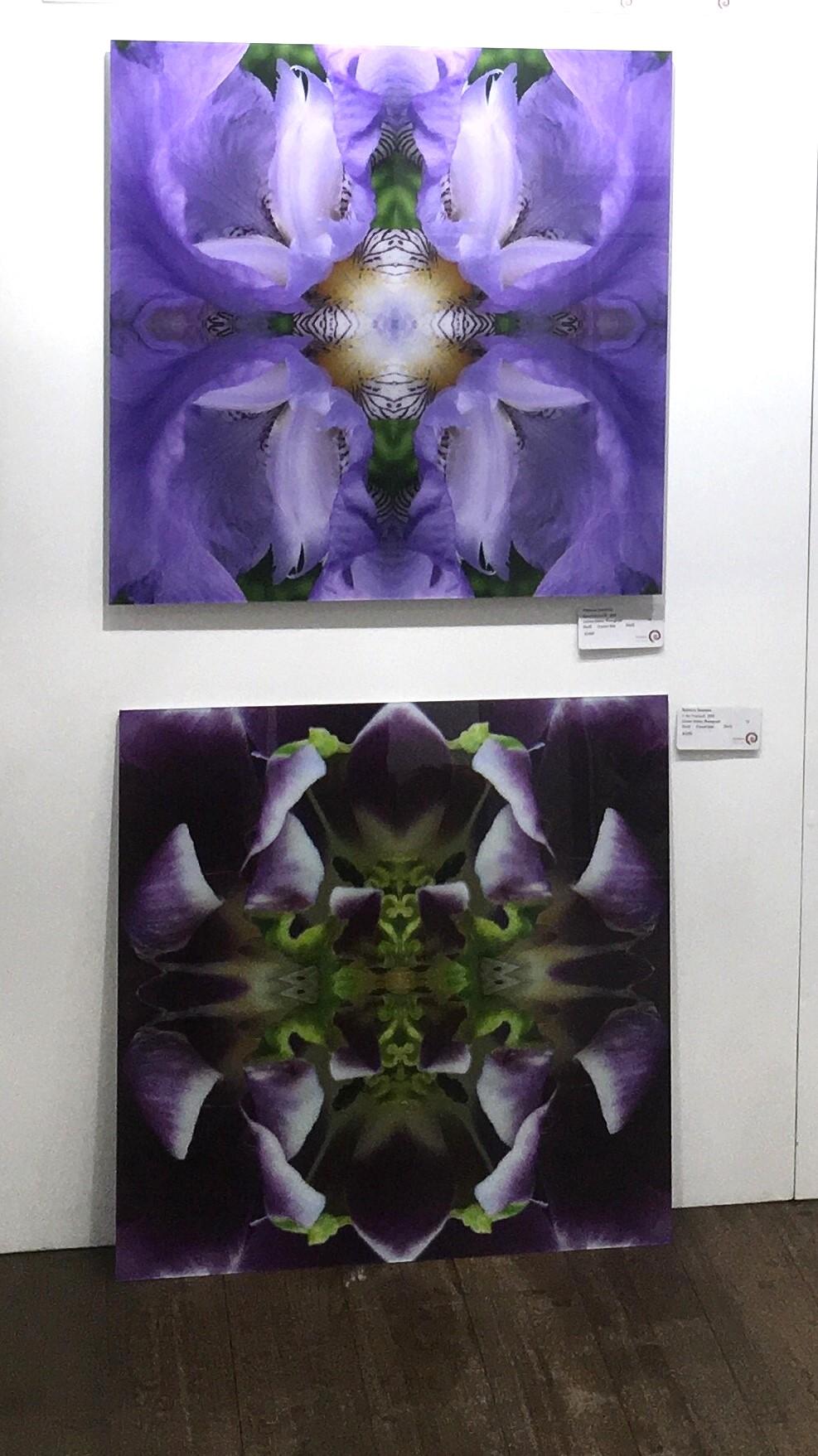 Rebecca Swanson, In the Tropics II, photographie en édition limitée, 25x25.  Il est encadré par une monture en plexiglas.  Cette image étonnante est remplie de pourpres et d'un vert vibrant.  Il s'agit d'une édition de 15 exemplaires.  

Le travail