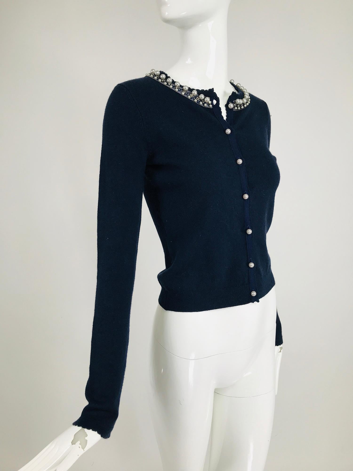 Rebecca Taylor Marineblauer Strickpullover aus Seide und Kaschmir mit Perlen- und Strassbesatz.  Klassische Strickjacke mit Bändern aus mittleren und kleinen Perlen und Strasssteinen in Zackenfassung an beiden Halsausschnitten. Der Pullover wird mit