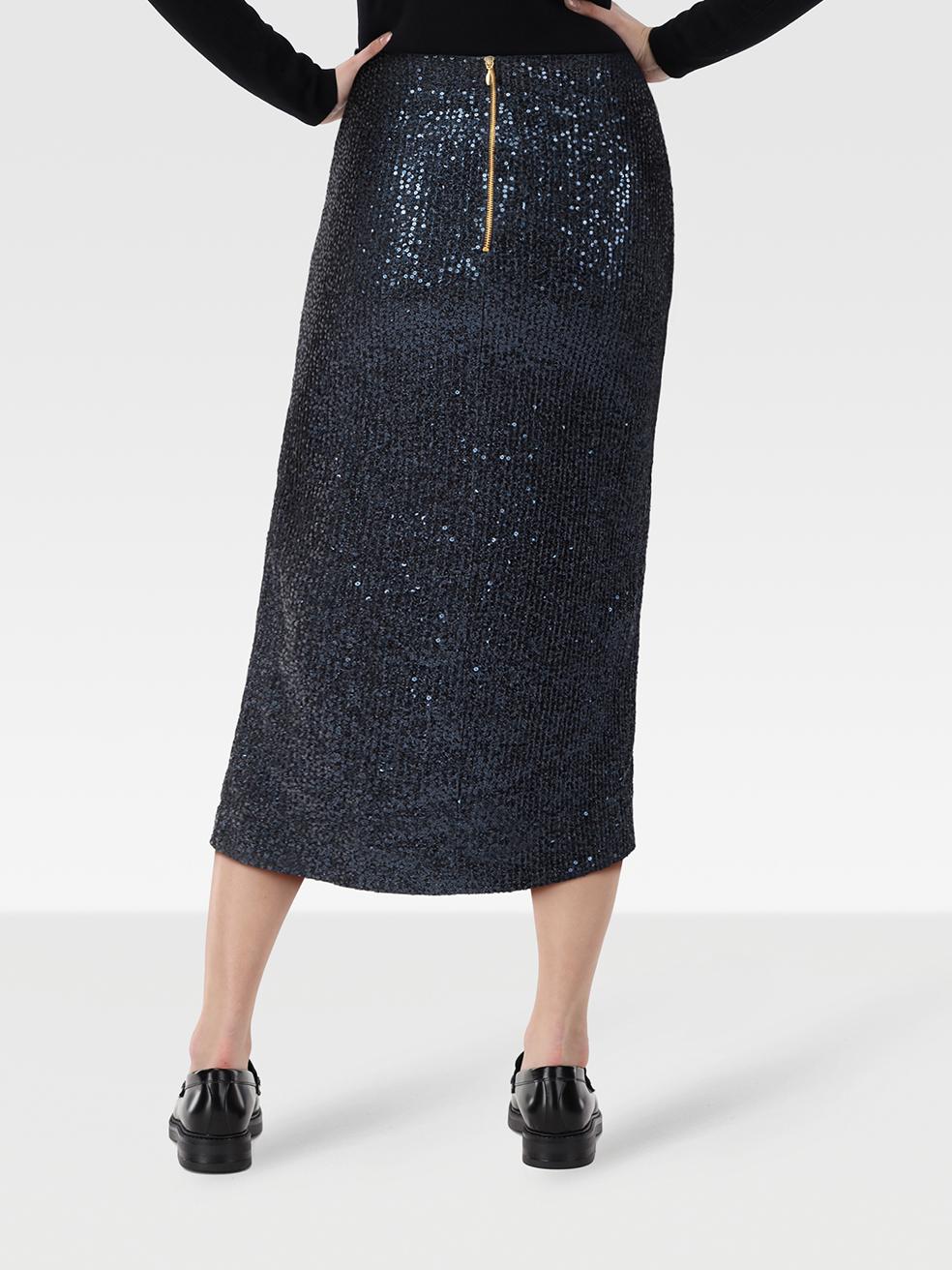 CONDITION est Jamais porté. Aucune usure visible de la jupe n'est visible sur ce nouvel article de revente de la créatrice Rebecca.
 

 

 

 Détails
 

 

 Bleu marine métallisé
 

 Polyester
 

 Jupe
 

 Midi
 

 Paillettes
 

 Ceinture