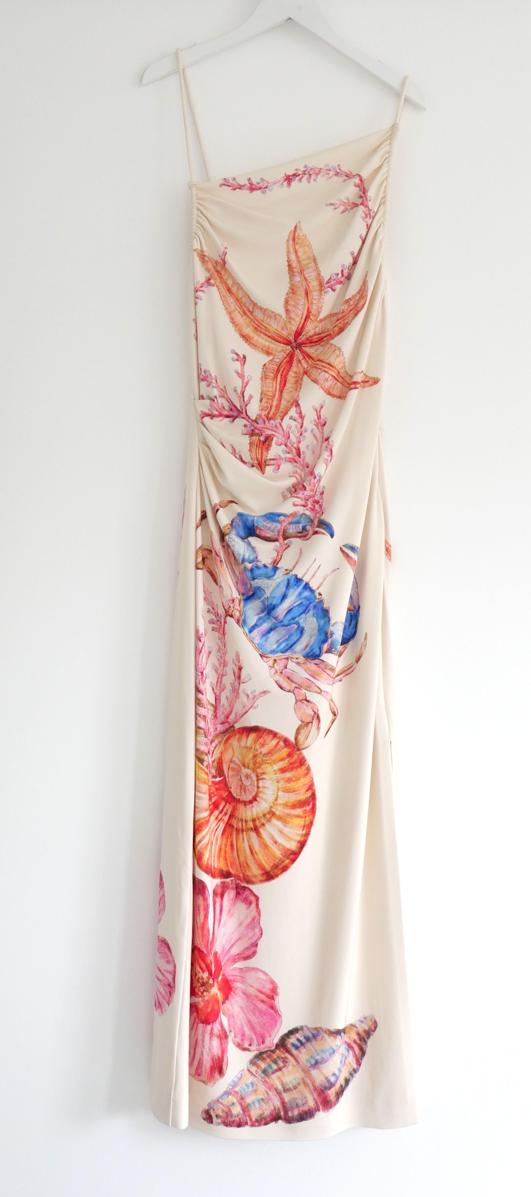 Wunderschönes Rebecca Vallance The By The Bay Strap Midi-Kleid. Gekauft für £570 und neu mit Tags. Aus super dehnbarer, mittelschwerer und elastischer Viskose mit einem sommerlichen Marinedruck. Es hat einen asymmetrischen Ausschnitt mit