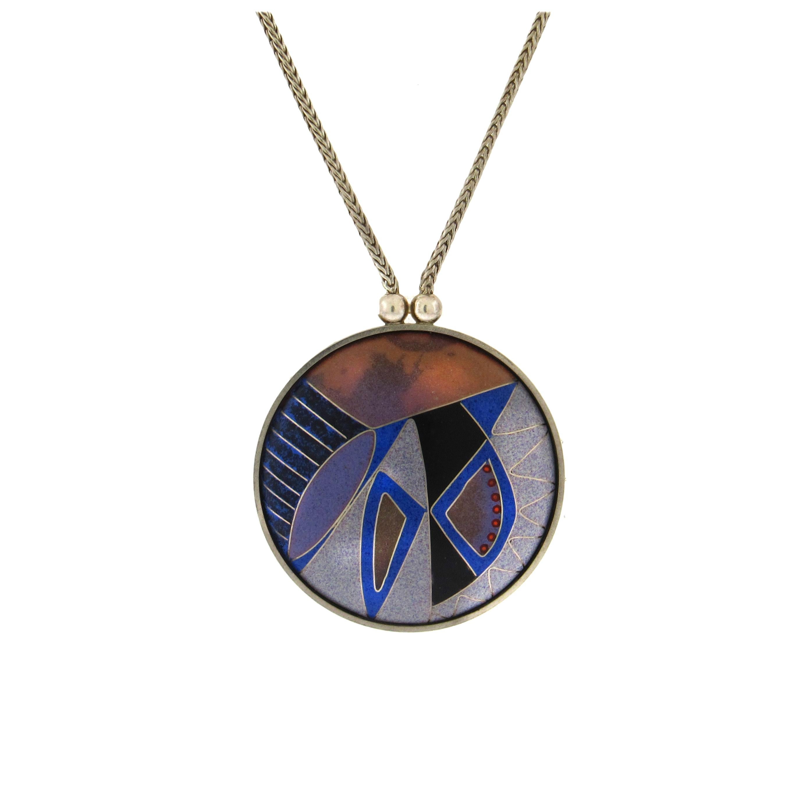 Cloisonne-Emaille-Halskette aus Sterlingsilber von Rebekah Laskin, aus einem Privatbesitz, ca. 1990, mit einem abstrakten Anhänger von 1-1/2″ Durchmesser in Violett-, Blau-, Grau- und Schwarztönen, in mehreren Schichten gebrannt, mit einer
