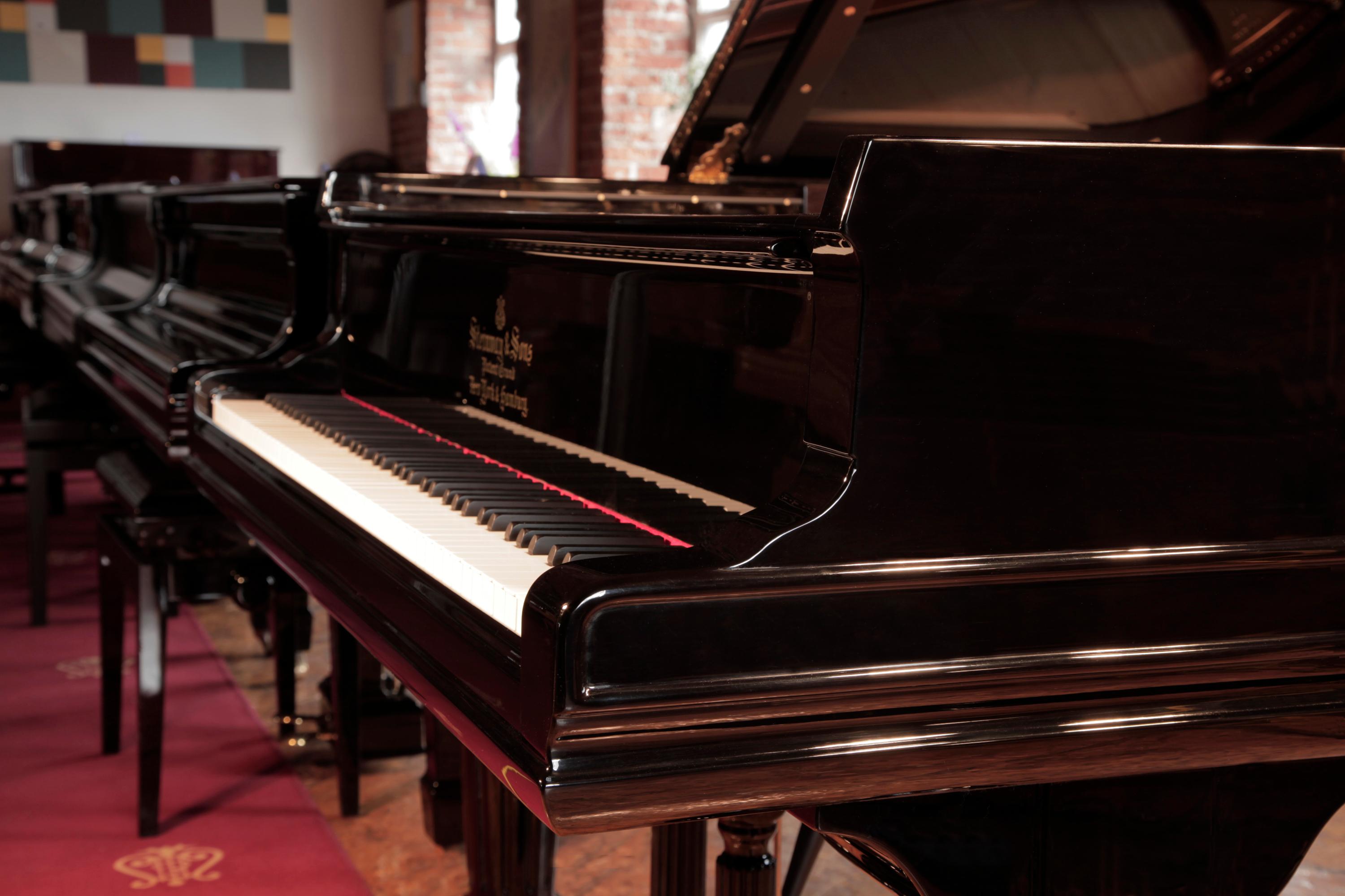 Pieds de tonneau cannelés noirs brillants Steinway modèle Grand Piano restaurés Excellent état - En vente à Leeds, GB