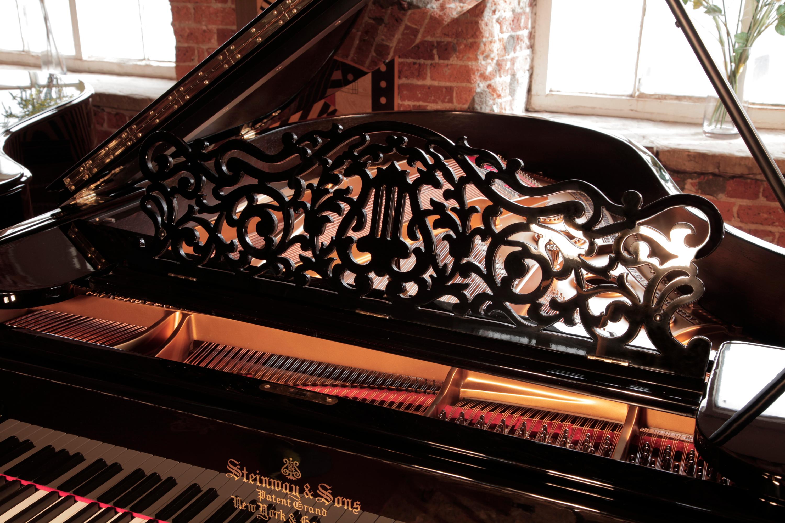 XIXe siècle Pieds de tonneau cannelés noirs brillants Steinway modèle Grand Piano restaurés en vente