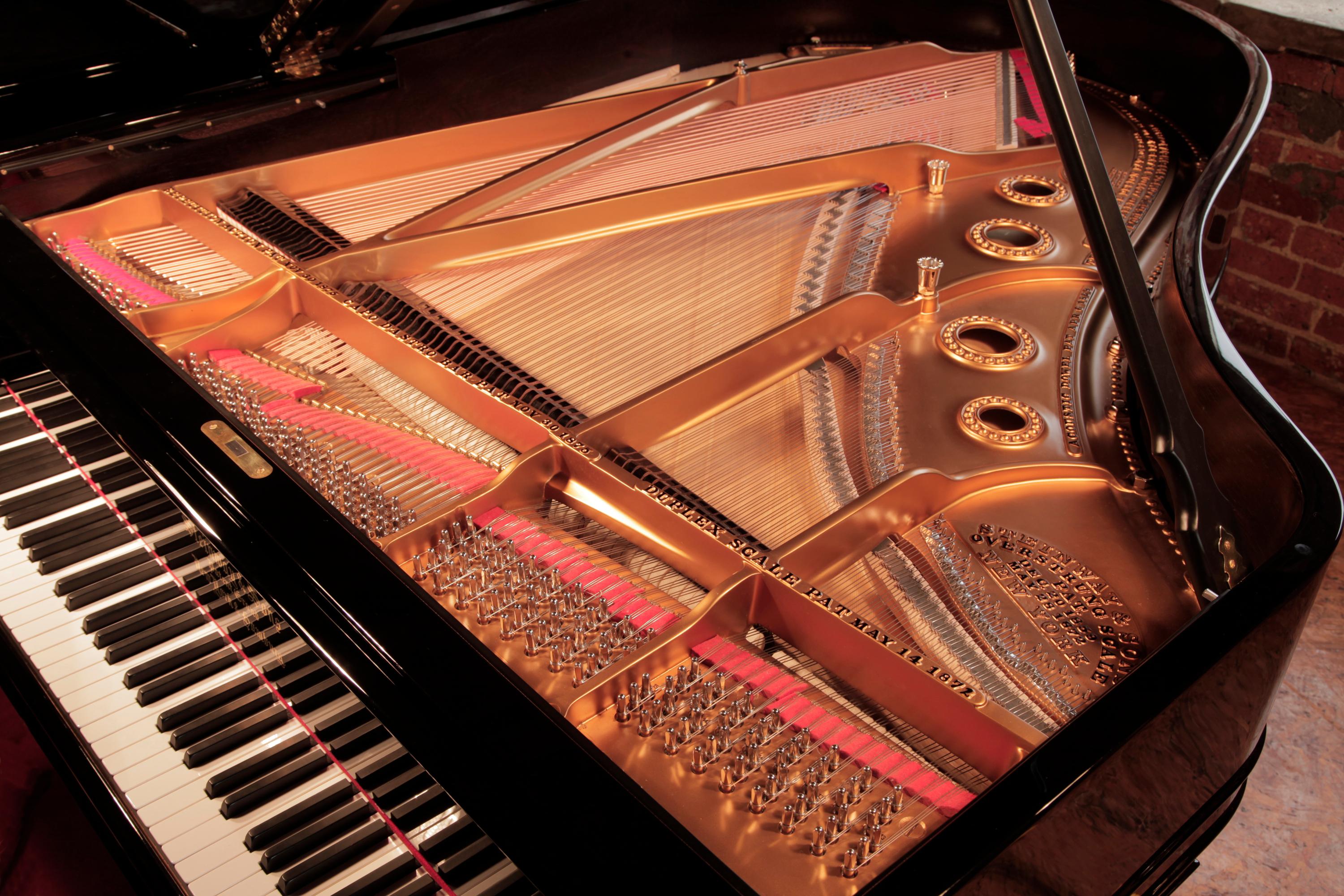 Laiton Pieds de tonneau cannelés noirs brillants Steinway modèle Grand Piano restaurés en vente