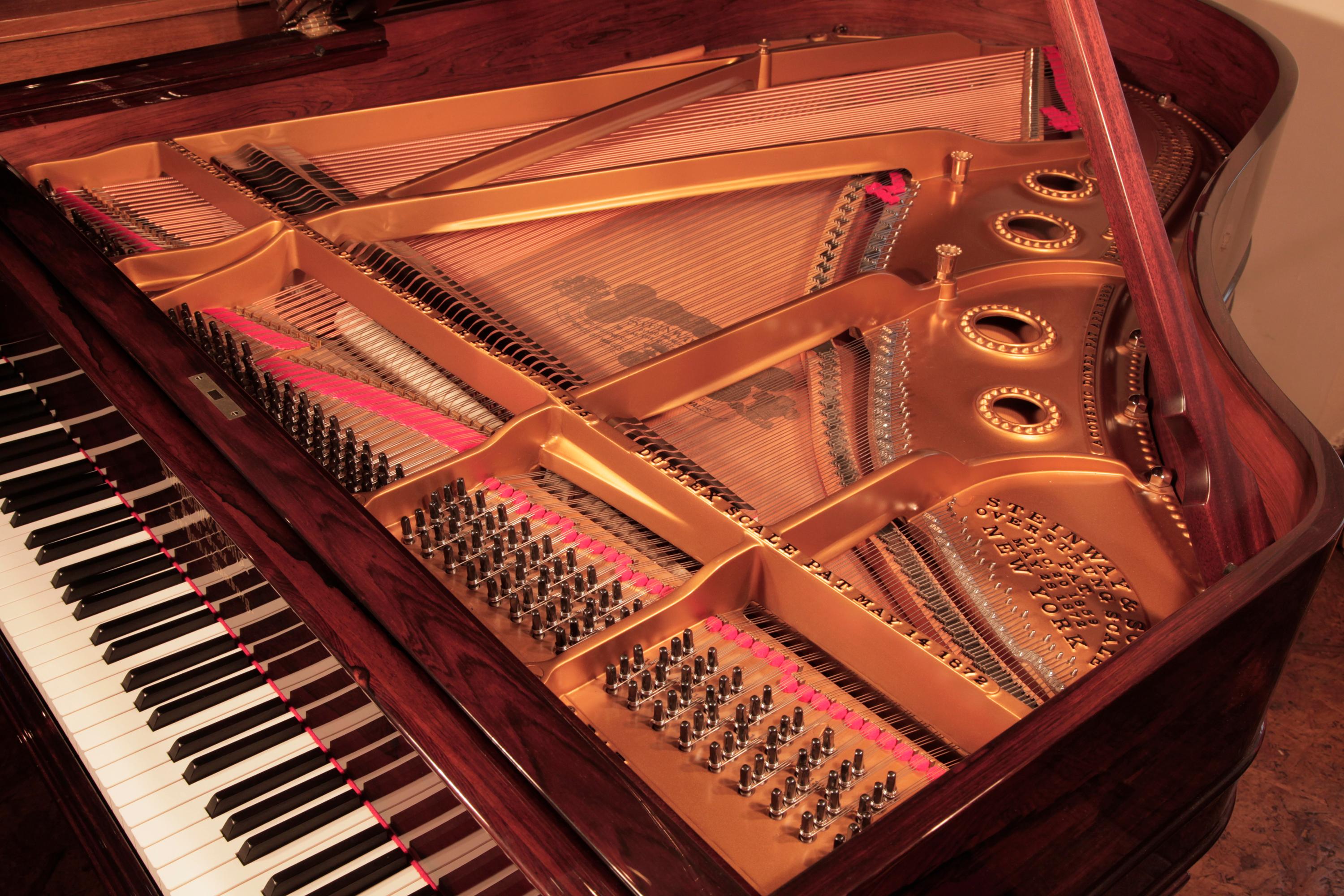 Piano à queue Steinway modèle A reconstruit en 1878  avec un boîtier en bois de rose contrasté et des accessoires en laiton. Le piano possède un clavier de quatre-vingt-cinq notes et une lyre à trois pédales.
 
La lyre de piano comporte deux
