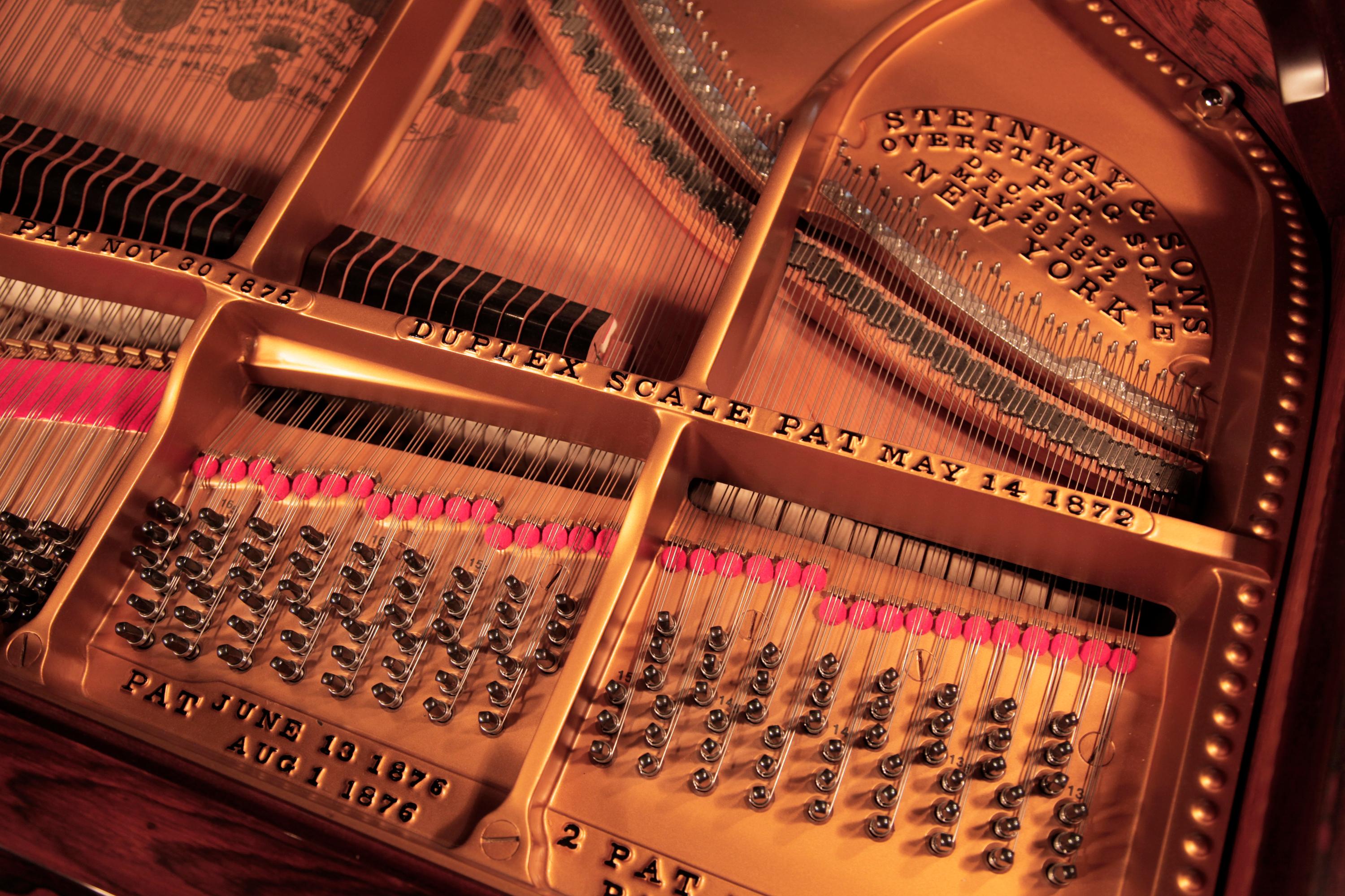 Allemand Modèle Steinway grand piano reconstruit avec garnitures en laiton contrastées en bois de rose en vente