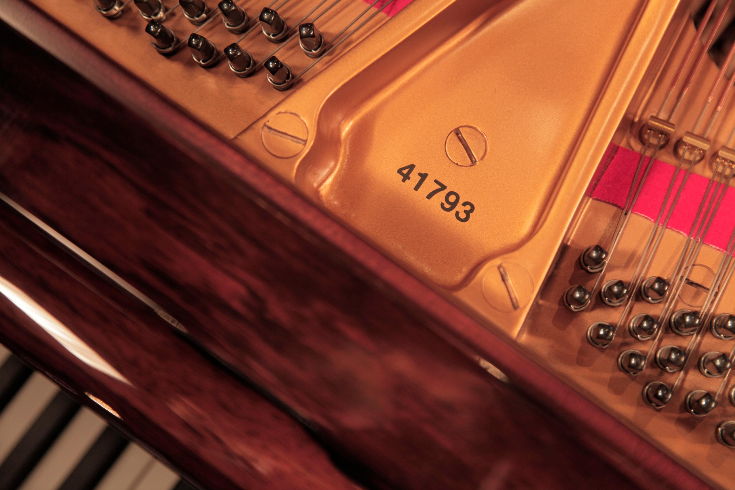 Modèle Steinway grand piano reconstruit avec garnitures en laiton contrastées en bois de rose Excellent état - En vente à Leeds, GB