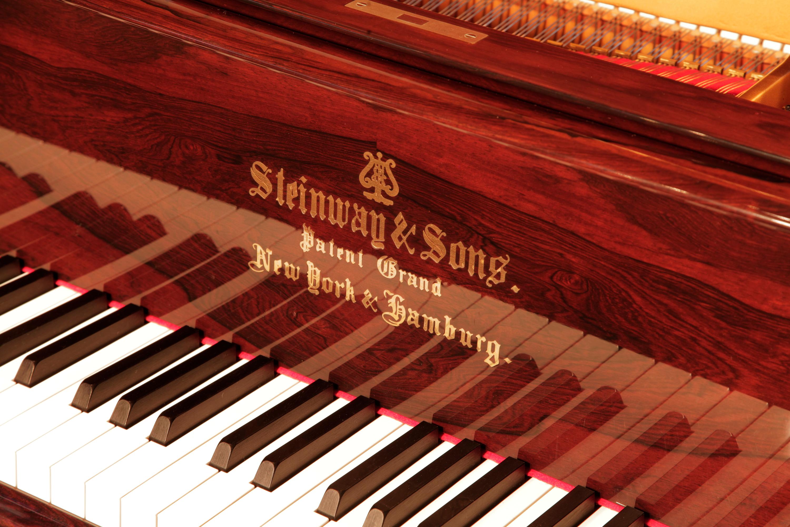 Laiton Modèle Steinway grand piano reconstruit avec garnitures en laiton contrastées en bois de rose en vente