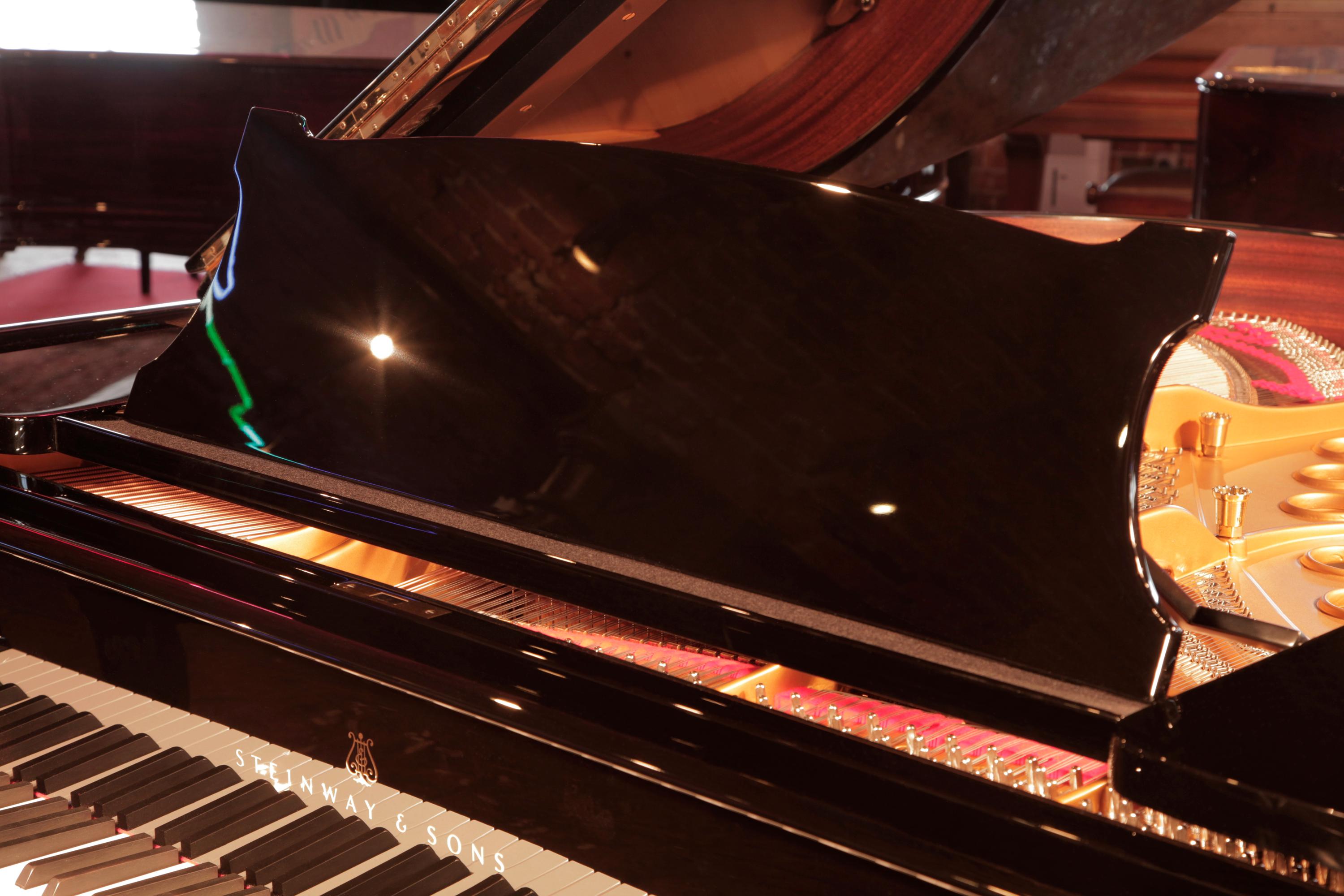 
Piano à queue Steinway, modèle M, reconstruit en 1932, avec caisse noire et pieds en bêche. Le piano dispose d'un clavier de 88 notes et d'une lyre à deux pédales.

Le bâton d'appui pour le couvercle du piano est doté d'un support plus court et