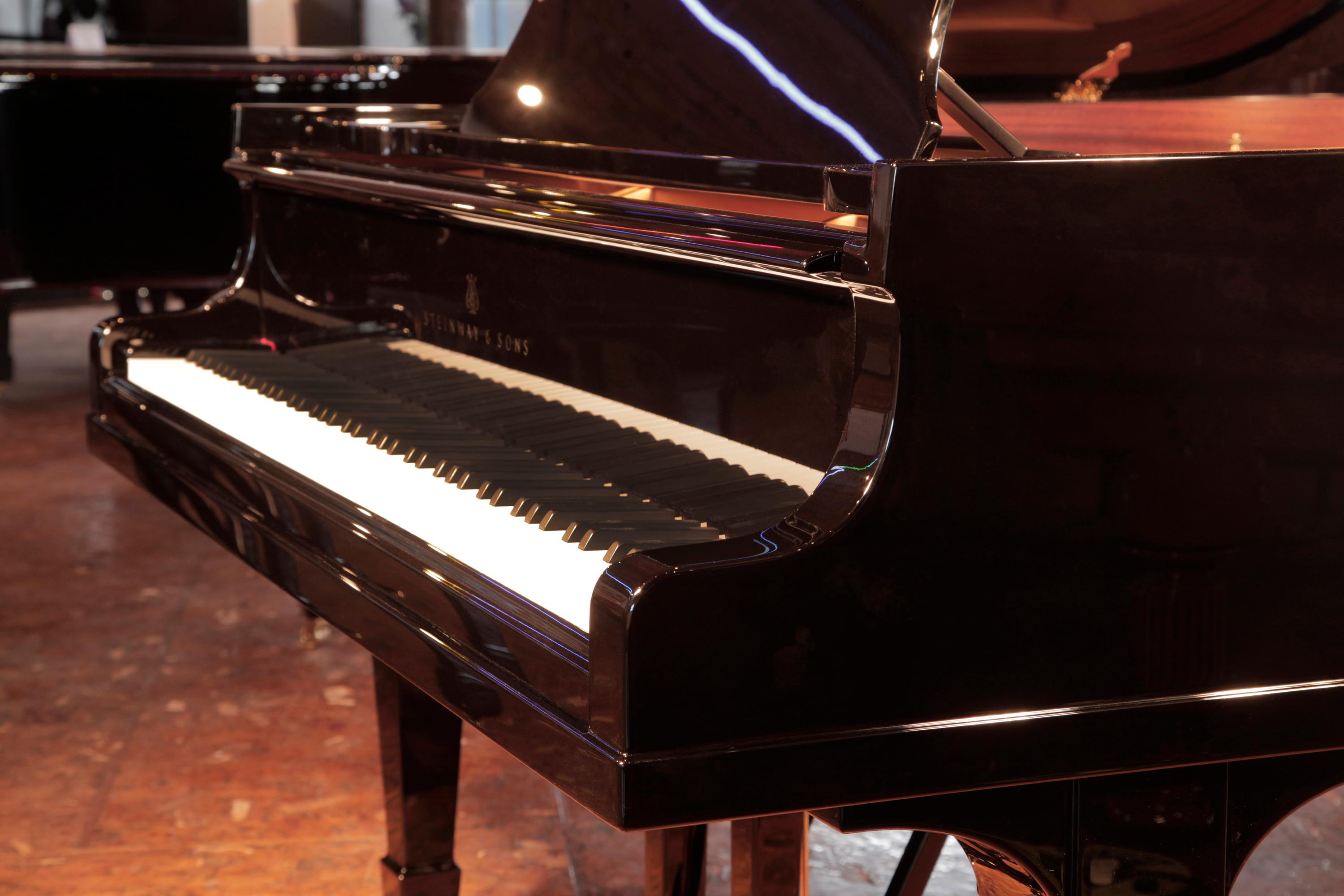 Rebuilt Steinway Model M Grand Piano Gloss Black Cabinet Spade Legs In Excellent Condition For Sale In Leeds, GB