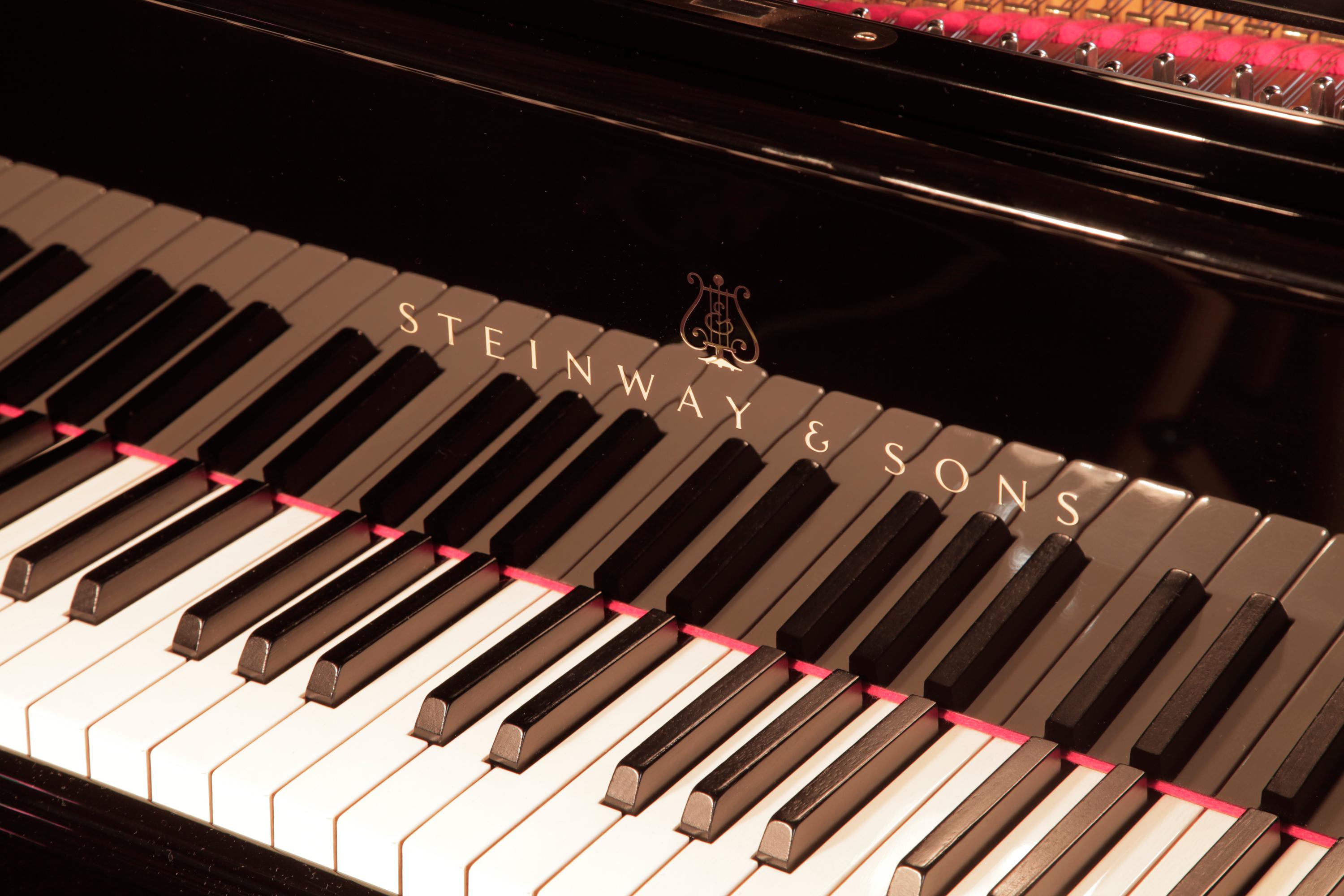 Piano à queue Steinway modèle O reconstruit en 1969, avec caisse noire et pieds en bêche. Le piano dispose d'un clavier de 88 notes et d'une lyre à deux pédales. 
La baguette d'étai pour le couvercle du piano est dotée d'un étai plus court et
