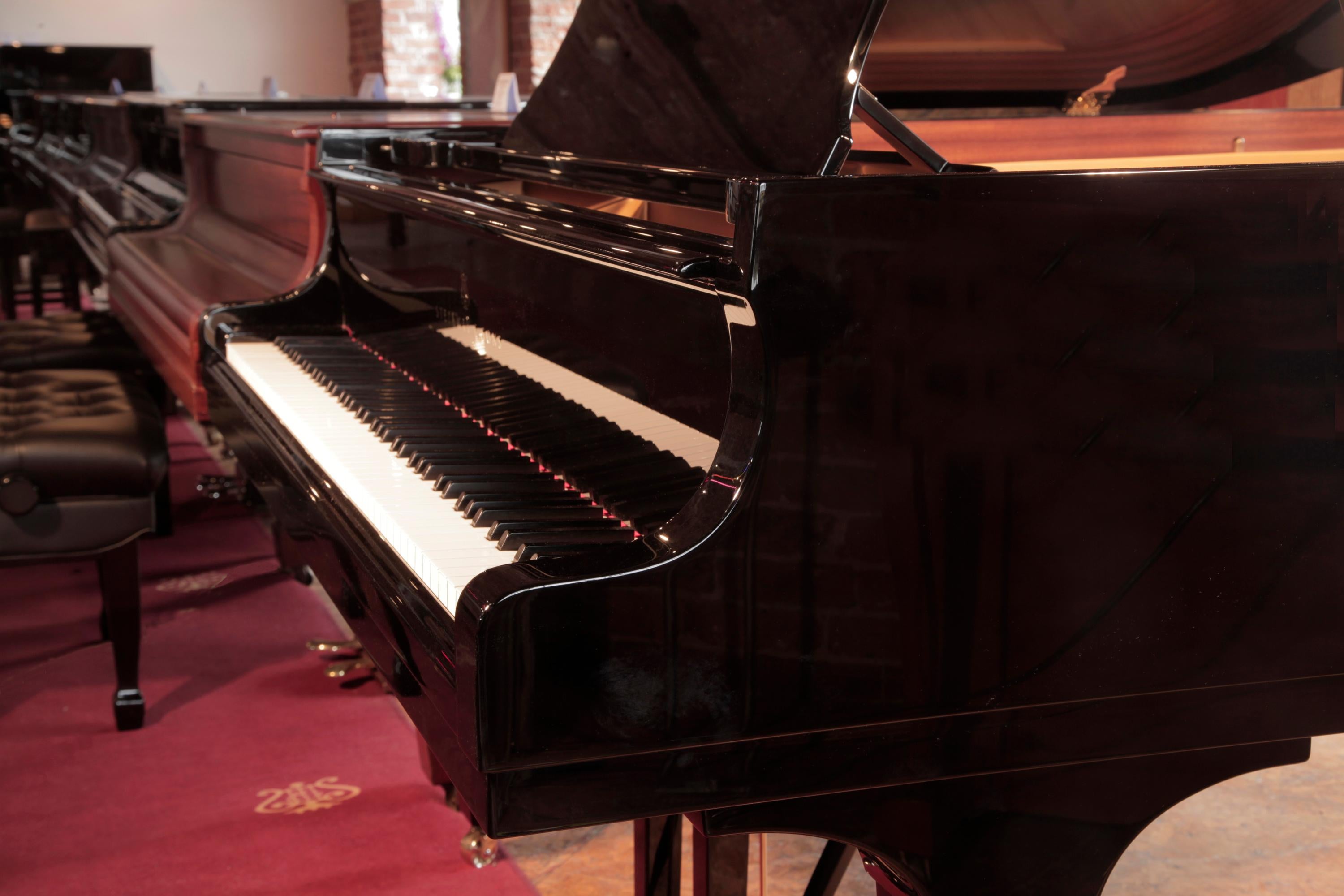 Laiton Steinway - Modèle O Grand Piano Gloss - Pieds en forme de pique - Armoire rénovée en vente