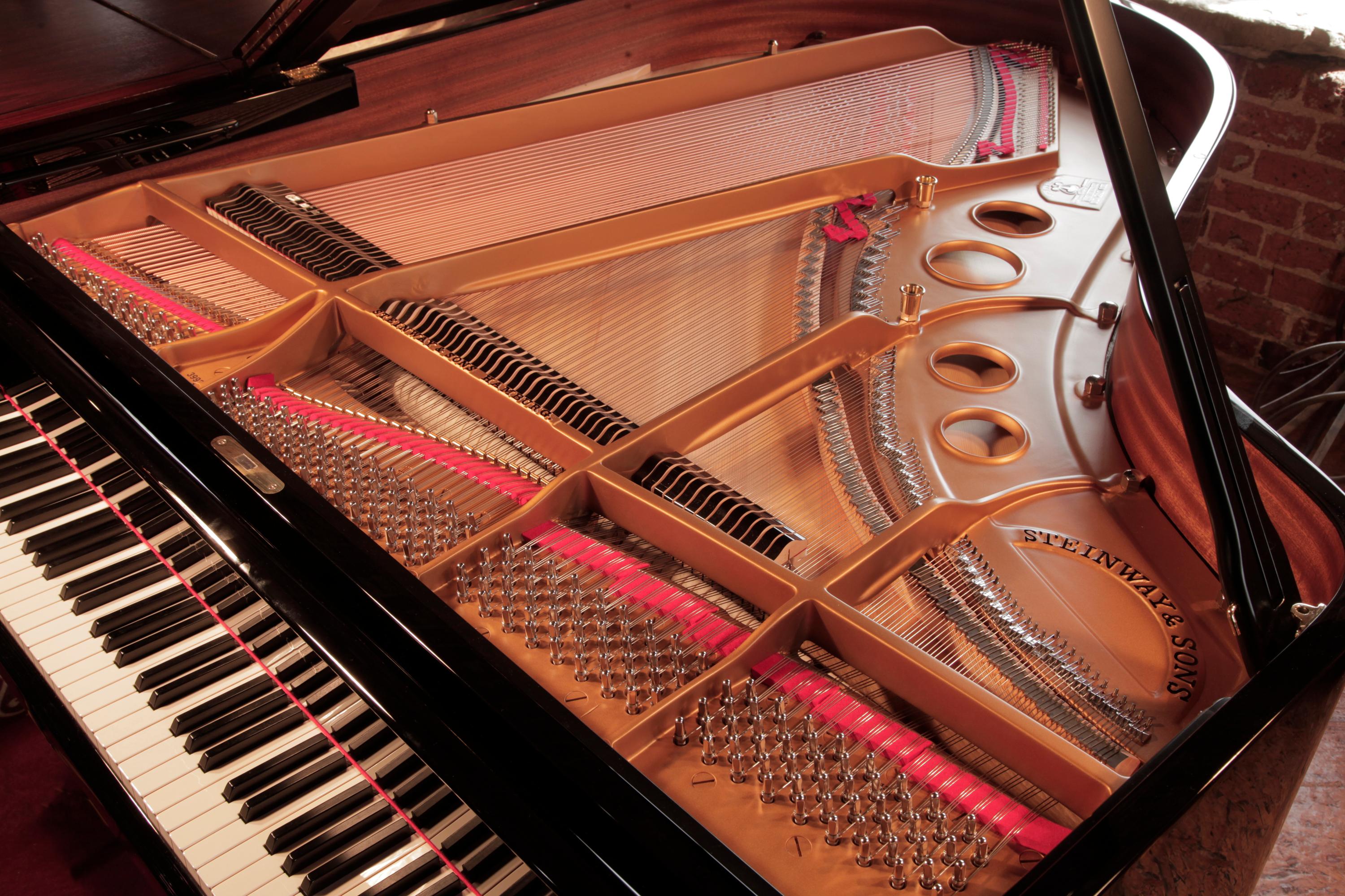Steinway - Modèle O Grand Piano Gloss - Pieds en forme de pique - Armoire rénovée en vente 2