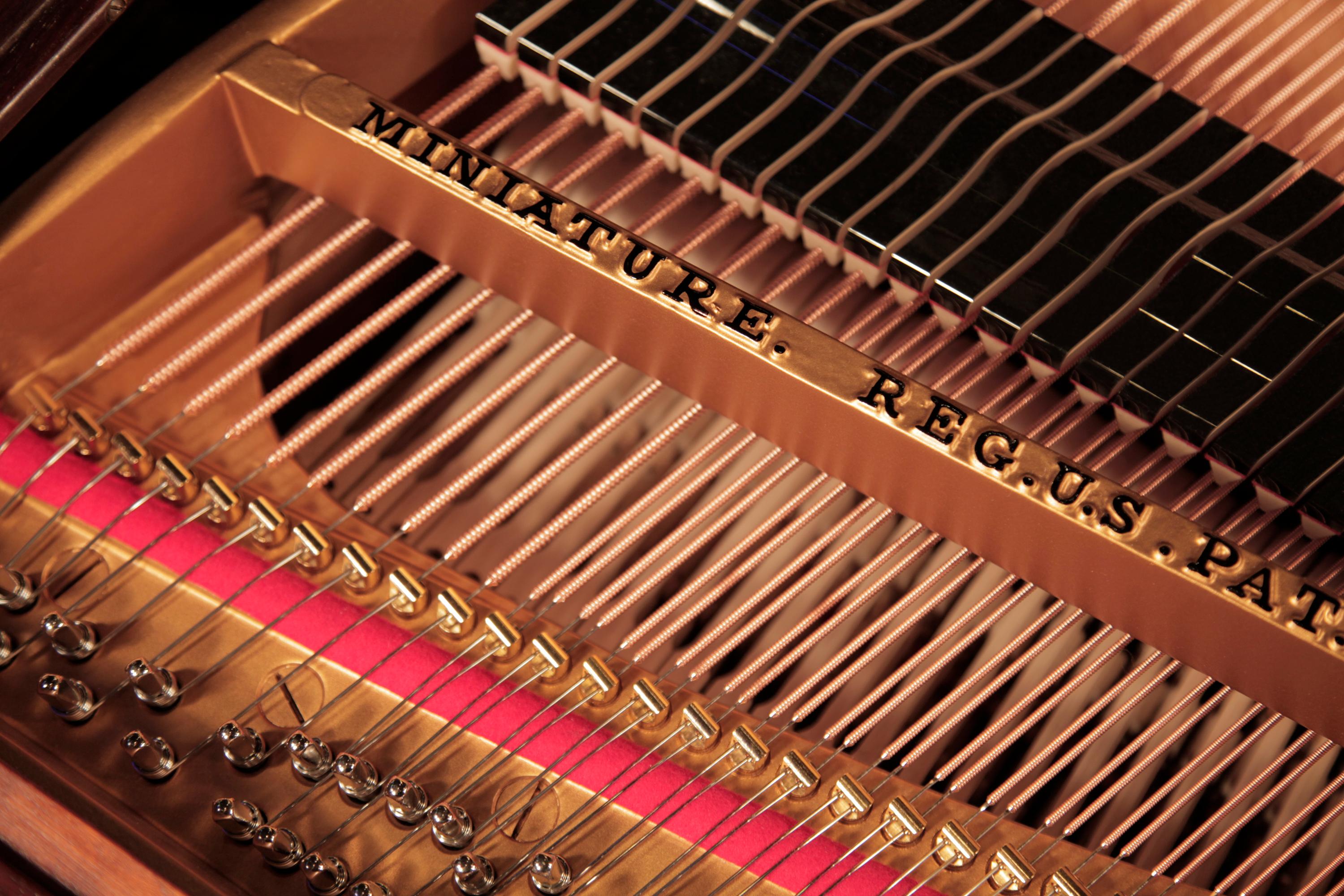 Restauriertes Steinway Modell O Großes Klavier, Spatenbeine aus poliertem Nussbaumholz im Angebot 5